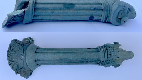 Obiect metalic rar întâlnit în lumea dacică, descoperit la Cetatea Zânelor din Covasna / Un mâner terminat cu un cap de berbec de la un vas din bronz roman