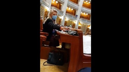 VIDEO Emanuel Ungureanu (USR PLUS) susține că o deputată PSD votează și pentru o colegă de partid la legea bugetului / Cea care și-ar fi lăsat cartela de vot în sală ar fi avocata Laura Vicol