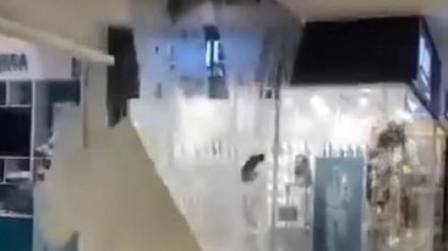 O porțiune a tavanului unui mall din Cluj-Napoca a cedat după ploile care au adus orașul sub cod portocaliu de furtuni