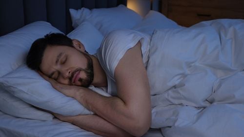 Afecțiunea gravă de care poți suferi fără să știi, depistată în timp ce dormi. Dr. Mădălina Vulpe: „Poate să apară la orice vârstă, însă bărbații obezi sunt cei mai predispuși”