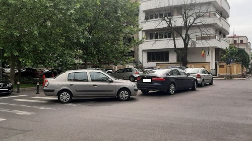 Persoanele care dețin mașini cu vechime de peste 15 ani ar putea plăti impozite mult mai mari, conform deciziilor pe care le pot impune primăriile