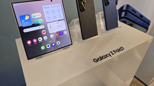 VIDEO FOTO Hands-on: Samsung dezvăluie noile telefoane pliabile Galaxy Z și ceasuri inteligente / Ce noutăți aduc Fold 7, Flip 7 și Flip 7 FE / Configurațiile și prețurile de lansare