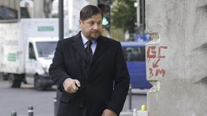 Rețeaua beneficiarilor de despăgubiri: Ginerele lui Traian Băsescu și un afacerist condamnat la închisoare au încasat 3,7 milioane de euro. Cum au ajuns să ia bani pentru moșia Brătienilor