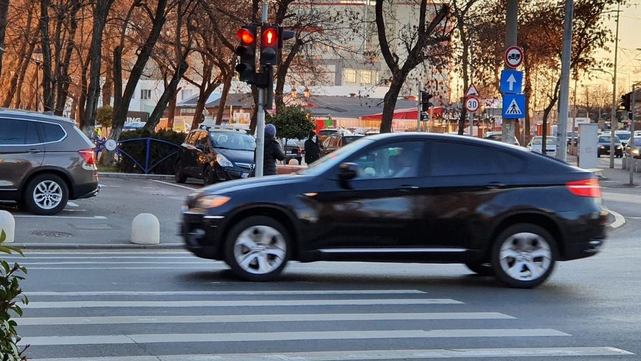 Două adolescente au fost lovite pe trecerea de pietoni în Chitila