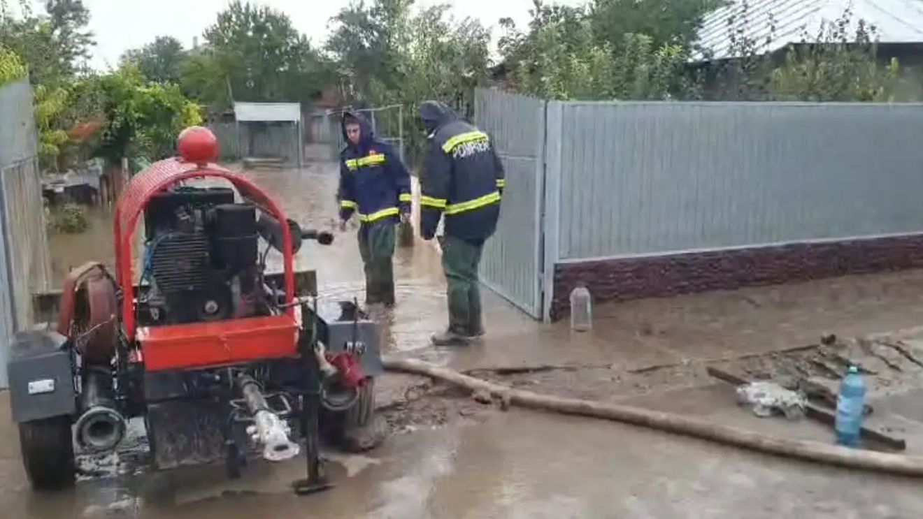 Pompierii îşi sporesc tehnica de intervenţie în Dâmboviţa, Giurgiu, Vaslui, Vrancea şi Teleorman, iar în judeţele vizate de Codul portocaliu va creşte capacitatea operaţională / Vor fi prealertate două elicoptere dotate cu troliu