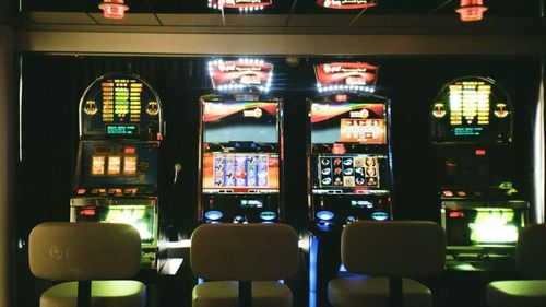 Primărița - preoteasă din comuna maramureșeană Șieu e suspectată de poliție că ar fi furat banii de ajutoare sociale ai unor localnici. Oamenii o acuză că ar fi jucat la păcănele