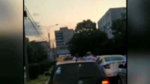 VIDEO Ploiești: Un taximetrist l-a amenințat pe un polițist, după ce acesta l-a oprit în trafic. Polițistul s-a folosit de arma din dotare pentru a-l determina să oprească motorul mașinii