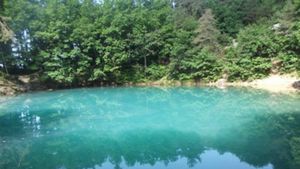 Un copil de un an și jumătate a fost dus la spital după ce a căzut într-un lac din Harghita/ Copilul respira, dar era inconștient