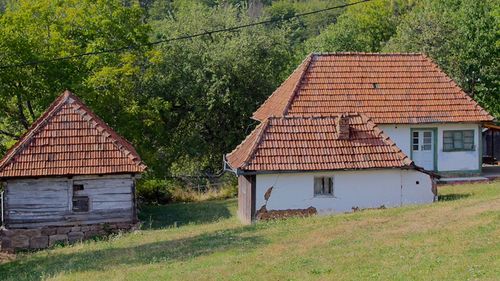 Sat recondiționat în județul Bihor de un grup de străini: În Zece Hotare trăiesc un francez, un olandez, un spaniol, un german şi un maghiar