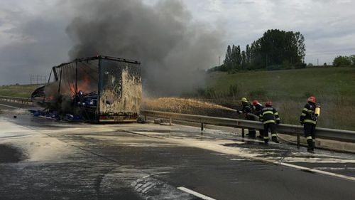 VIDEO Autostrada Sebeș-Sibiu blocată până la ora 19:00 din cauza unui incendiu. Un tir care transporta uleiuri de mașini s-a răsturnat