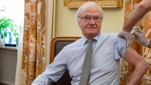 Reacții la imaginea cu regele Suediei, Carl Gustaf, care s-a vaccinat împotriva Covid, cu referire la Klaus Iohannis: „Close, but not Klaus enough”