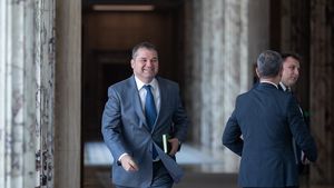 Ministrul Dezvoltării, Cseke Attila: 40.000 de oameni vor fi concediați din administrația locală și centrală. Pleacă 57% din consilierii de la cabinet