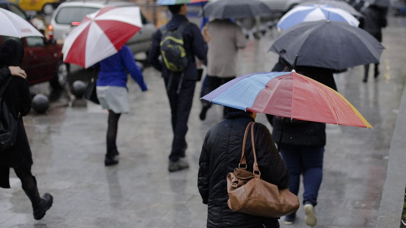 Vremea în București: Ploi, precipitații mixte și risc de polei până joi dimineața