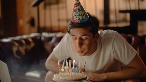 Proiect de lege ințiat de mai mulți liberali: Zi liberă, plătită, cu ocazia zilei de naștere / ”Un salariat motivat va contribui activ la creşterea eficienţei organizaţiei”