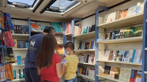 De ce a refuzat Primăria Urziceni să primească librăria mobilă Humanitas: ”Pe raza localitatii noastre functineaza librarii”