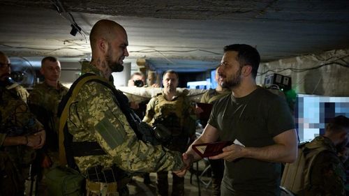 "Astăzi, războinicii noştri au avansat în toate direcţiile, iar aceasta este o zi fericită", afirmă Volodimir Zelenski/ Președintele Ucrainei s-a întâlnit cu generali și a oferit mai multe distincții