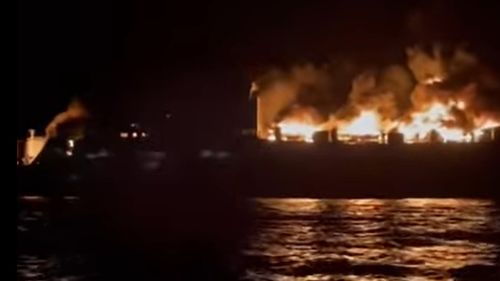 MAE: 29 de cetăţeni români, printre pasagerii salvaţi de pe feribotul care a luat foc în apropiere de insula Corfu