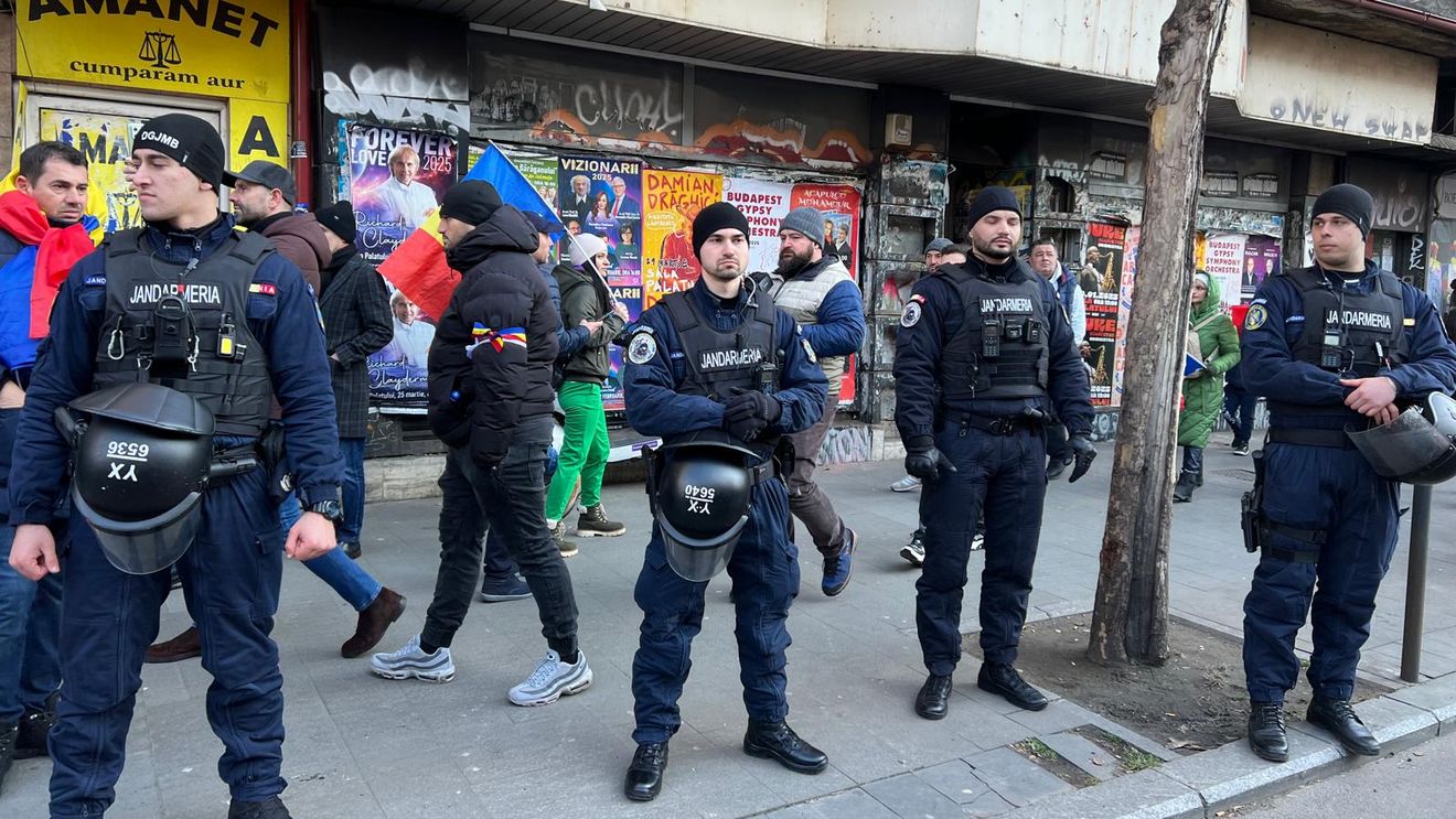 Cetăţeanul polonez depistat de jandarmi cu un cuţit la protestul din Piaţa Universităţii, reţinut pentru 24 de ore