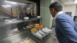 VIDEO Premierul Rishi Sunak, criticat după ce a întrebat un om al străzii dacă lucrează în afaceri/ ”E deconectat”