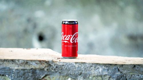 Coca-Cola retrage masiv sucuri din Europa din cauza unei concentraţii prea mari de clorat. Este vorba despre producţia din fabrica de la Gand, Belgia, din ultimele 11 zile. Compania anunţă rambursarea produselor şi le cere scuze consumatorilor