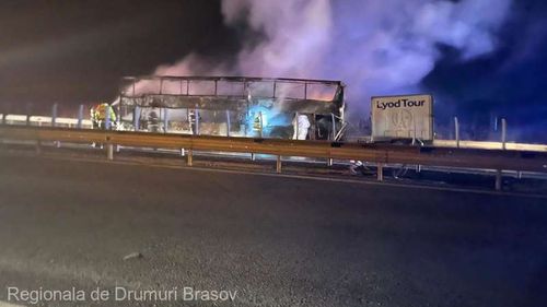 Un autocar cu 44 de pasageri a luat foc pe A1. Autocarul a ars în totalitate, însă oamenii au reușit să coboare la timp