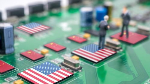 Comisia Europeană amendează din nou cu 376 milioane de euro compania americană Intel pentru practici anticoncurențiale pe piața cipurilor pentru calculatoare. Precedenta amendă de un miliard de euro e contestată în justiție