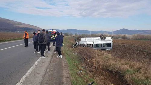 Microbuz în care se aflau 12 persoane, între care un copil, răsturnat pe DN 14, în Sibiu/ Mai multe persoane primesc îngrijiri medicale