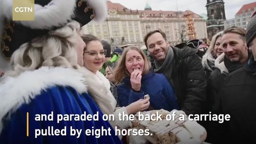 Germania: Mii de participanți la festivalul faimosului cozonac tradiţional de Crăciun Stollen din Dresda