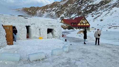 Hotelul de Gheaţă de la Bâlea Lac, deschis într-o formă ”minimalizată”/ Lucrările au fost întrerupte din cauza temperaturilor ridicate şi a vântului puternic