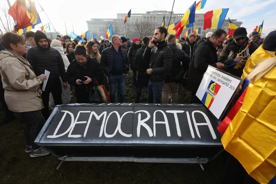 mii de protestatari la mitingul suveranist organizat de susținătorii lui Călin Georgescu la Curtea Constituțională CCR