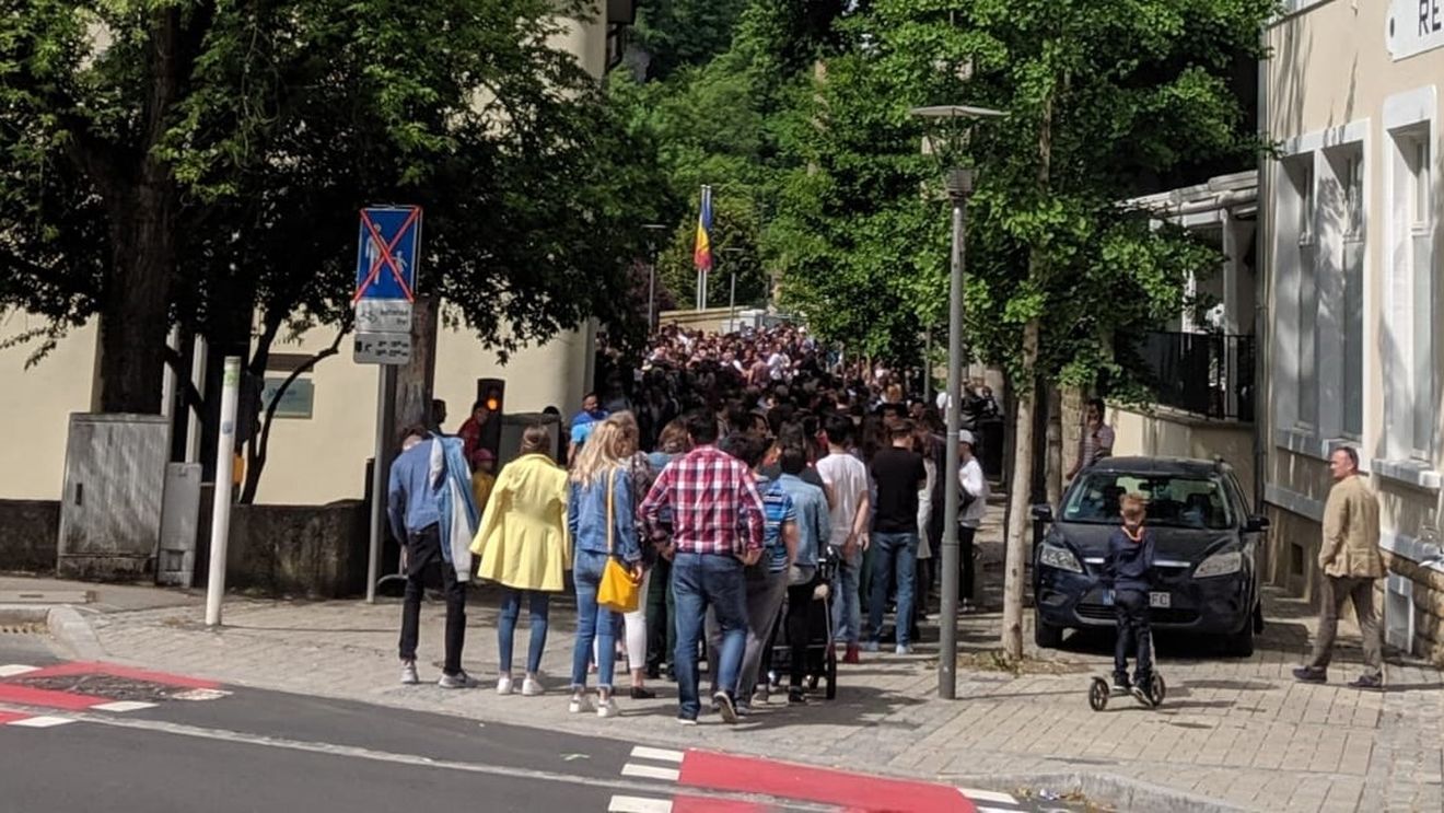 Sute de români așteaptă la coadă la consulatul României din Luxemburg