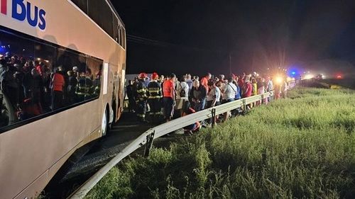 UPDATE VIDEO Plan roșu de intervenție și trafic blocat, în urma unui accident în județul Brăila în care a fost implicat un autocar / 22 de persoane grav rănite, printre care și copii