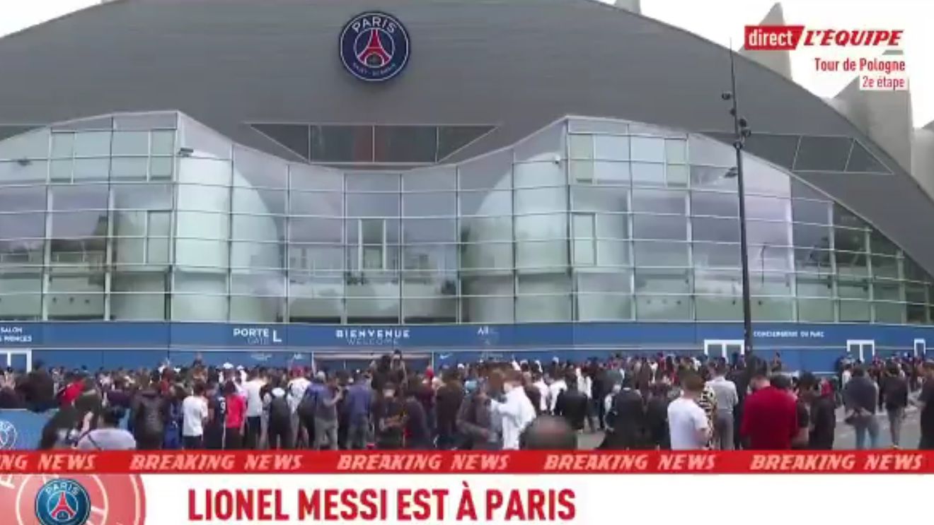 VIDEO Mii de suporteri Paris Saint Germain s-au strâns în fața stadionului Parc de Princes după transferul lui Lionel Messi