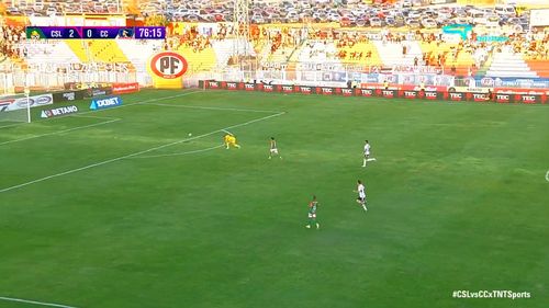 VIDEO Un gol spectaculos din "poartă-n poartă", marcat de un goalkeeper în Chile, ar putea doborî recordul de distanță/ Lovitura a măsurat aproximativ 101 metri