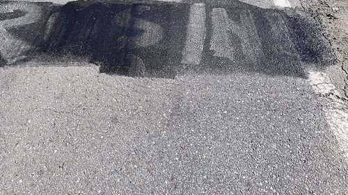 Au vrut să șteargă ”rușinea” / Drumarii din Cluj au vopsit inscripțiile de pe un drum național