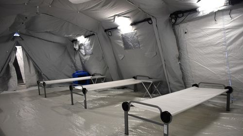 GALERIE FOTO Cum arată spitalul amenajat de militari pe stadionul din Constanța, unde vor fi tratați pacienții cu forme ușoare de coronavirus/ Spitalul va avea 55 de paturi și 100 de locuri de carantinare