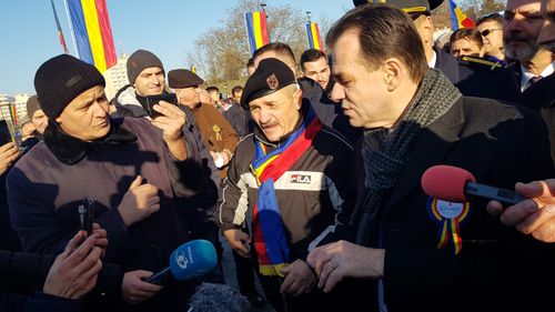 Premierul Orban i-a dat cartea de vizită unei persoane care l-a abordat în mod repetat și i-a cerut să se țină de cuvânt
