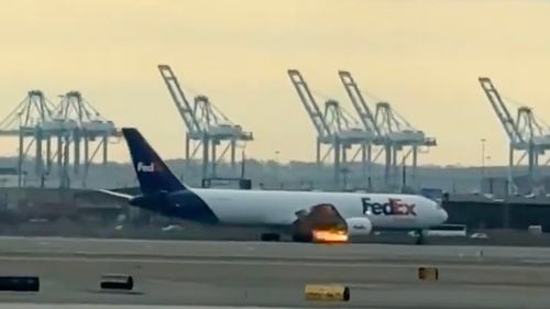 Un avion cargo cu motorul în flăcări a aterizat de urgență în SUA