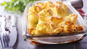 Conopidă gratinată cu ton și ierburi aromatice. O combinație gustoasă și ușoară și rapid de preparat – fel principal ușor, garnitură la pește sau prânz la pachet