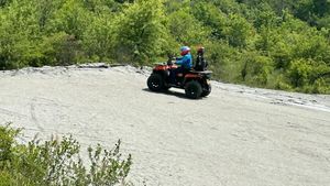 Amenzi de 10.000 de lei pentru conducători de ATV-uri care au intrat pe dealul Muscelului din Zărneşti