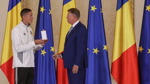 David Popovici şi Adrian Rădulescu, decoraţi de Iohannis: Sunt convins că reprezentaţi o sursă de inspiraţie nu doar pentru copii, ci pentru românii de toate vârstele. Aţi găsit reţeta excelenţei sportive