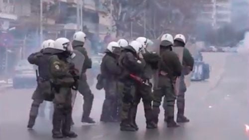 Protest în Grecia după o intervenție în forță a poliției pentru a impune respectarea lockdown-ului