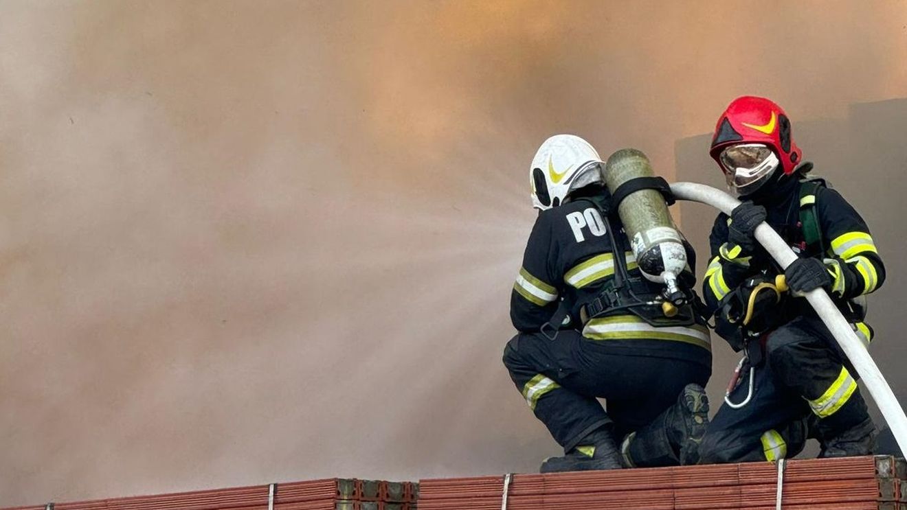 Pompierii lucrează de peste 12 ore să stingă un incendiu izbucnit în Craiova la un depozit de materiale de construcții