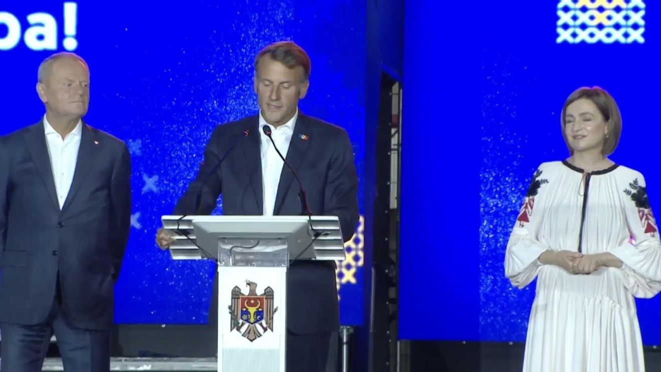 VIDEO Emmanuel Macron și Donald Tusk s-au adresat în limba română moldovenilor, de Ziua Independenței Republicii Moldova / ”Apărați-o cu aceeași hotărâre și sprijiniți-o cu hotărâre pe lidera voastră, Maia Sandu, care este și lidera tuturor europenilor liberi„ / De la eveniment a lipsit președintele României, Nicușor Dan