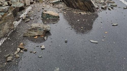 Trafic blocat pe DN7, la Călimănești, pe sensul Sibiu – Râmnicu Vâlcea, în urma căderilor de pământ şi arbuşti