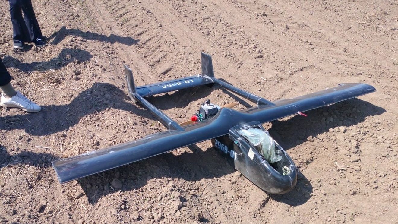 GALERIE FOTO VIDEO | Dronă prăbușită în județul Suceava, la 20 de km de granița cu Ucraina/ Nu este stabilită proveniența și tipul dronei