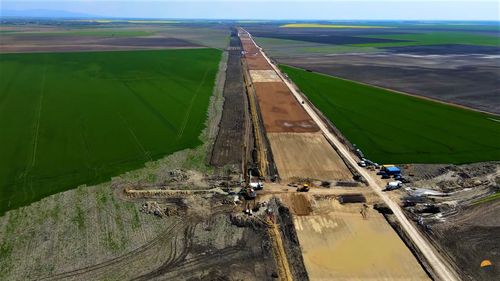 Ciolacu și Ciucă au mers pe şantierul autostrăzii A7: Nimic nu se poate realiza fără o stabilitate politică. Lucrurile bune se fac în echipă / USR: Vizita este o nouă fanfaronadă