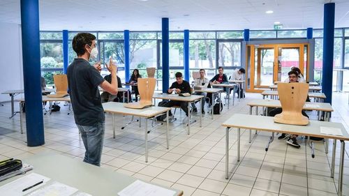 INTERVIU “Luni m-am întors la școală” – O elevă din Germania povestește ce înseamnă revenirea la clasă în condiții de distanțare, după multe săptămâni de învățat acasă / “Unii prieteni se bucură că se întorc, eu cred că nu era chiar atât de necesar”