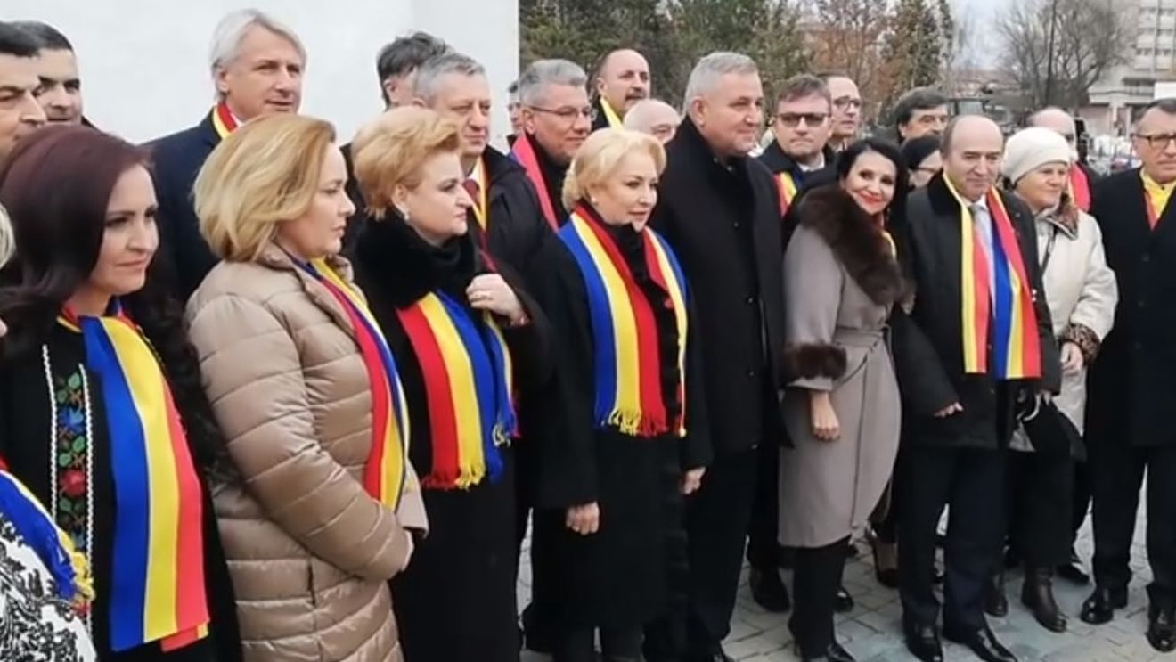 VIDEO Viorica Dăncilă și membrii guvernului, întâmpinați la Alba Iulia cu huiduieli și cereri de demisie de câțiva protestatari