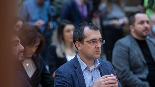 Fostul ministru al Sănătății, Vlad Voiculescu după ce angajații ministerului au ieșit să protesteze: Închipuiți-vă șocul domnului Rafila, să se trezească cu protest când dânsul nu vrea să deranjeze pe nimeni. El dorește doar să prezideze conferințe pompoase și să călătorească prezidențiabil